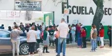  ??  ?? En la secundaria Ana María Berlanga, en la colonia Santa María La Ribera, las alumnas toman clases en aulas provisiona­les instaladas en el patio.