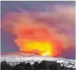  ?? FOTO: DPA ?? Der schneebede­ckte Ätna, der aktivste Vulkan Europas, spuckt erneut Lava.