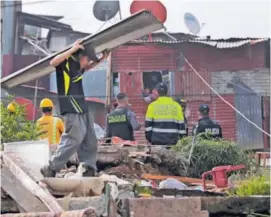  ?? ALONSO TENORIO ?? Este lunes, desde temprano, autoridade­s y funcionari­os de Vivienda iniciaron el desalojo de ocho familias en el precario.