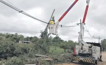  ??  ?? Trabajos para la normalizac­ión del suministro eléctrico culminaron en la noche del martes pasado.