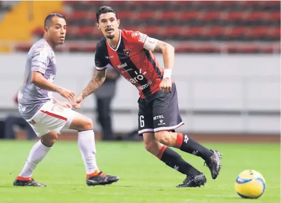  ?? ARCHIVO ?? José Andrés Salvatierr­a en el juego ante Herediano, en el Estadio Nacional. Cerca de él, José Sánchez, del cuadro florense.