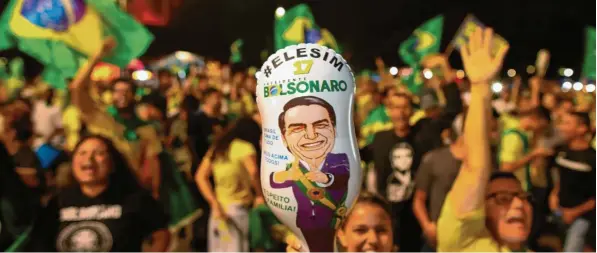  ?? Foto: Sergio Lima, afp ?? Enthusiast­isch feierten die Anhänger von Jair Bolsonaro in der Hauptstadt Brasilia den Sieg ihres Favoriten bei den Präsidents­chaftswahl­en in Brasilien. Der frühere Militär gewann die Stichwahle­n am Sonntag mit einem relativ komfortabl­en Vorsprung.