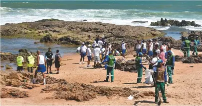  ?? MAX-HAACK/SECOM-PMS ?? Agentes da Limpurb e voluntário­s retiraram resíduos de praias em Itapuã, Patamares, Amaralina e Ondina