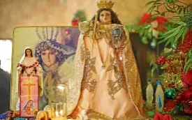  ??  ?? Antique Santo Niño and Virgin Mary imahen and a picture of Mater Dolorosa