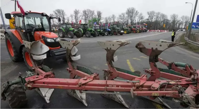  ?? ?? L'Europe essaie de calmer la colère des agriculteu­rs européens, en particulie­r en Pologne, pays frontalier de l'Ukraine. Czarek Sokolowski/Copyright 2024 The AP. All rights reserved