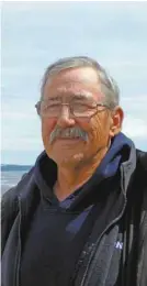  ??  ?? En haut : la promenade en bois de Rigolet serait la plus longue en Amérique du Nord. À gauche : Jack Shiwak est maire de Rigolet. À droite : vue de l’eau de la communauté côtière. PHOTOS MONIQUE DURAND