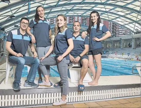  ?? FOTO: PERE PUNTÍ ?? Albert Escrits, Jessica Vall, Lidón Muñoz y África Zamorano posan junto a Jordi Jou, el técnico que lidera el proyecto del Sant Andreu