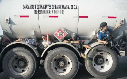  ?? Picture: EPA ?? HITCHING A RIDE. Members of the caravan of migrants prepare for their departure from Tepatepec to the town of Niltepec in the Mexican state of Oaxaca on Monday. The migrants, mostly Hondurans, continue advancing to the US, on the day a contingent of about 2 000 people entered Mexico from Guatemala.