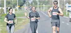  ?? Photos / Warren Buckland ?? Sarah Rowan, Megan McBain and Miles McBain take part in the 10km run.