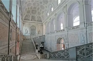  ??  ?? Ci-dessous, l’escalier monumental du Palais royal.