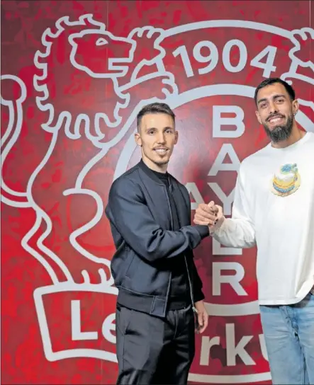  ?? ?? Grimaldo y Borja Iglesias posan para AS en Leverkusen a escasas horas del partido más importante de la historia del club.