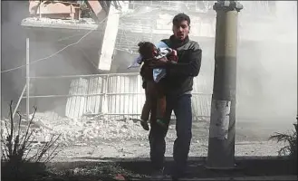  ??  ?? Les frappes aériennes du régime de Bachar al-Assad sur l’enclave rebelle de la Ghouta orientale ont tué 300 personnes, selon un dernier bilan mercredi.
