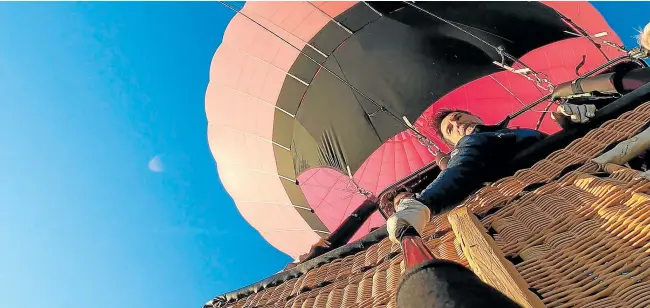  ?? // SELN ?? El piloto José Luis Calderón, durante un vuelo sobre Segovia