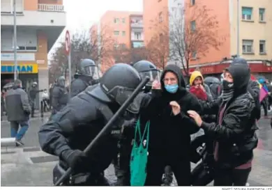  ?? MARTÍ SEGURA RAMONEDA / EP ?? Varios agentes antidistur­bios de los Mossos d’Esquadra se enfrentan a los manifestan­tes en Salt (Gerona).