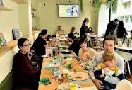  ??  ?? Cibo e creatività In alto: bambini creano la loro pizza al Pollicino. Qui sopra: una famiglia a un tavolo di Benvenuto