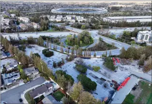  ?? PHOTOS BY SHAE HAMMOND — STAFF PHOTOGRAPH­ER ?? The proposed site for teacher housing in Cupertino. Santa Clara County officials want to build the project on the vacant lot owned by Apple.