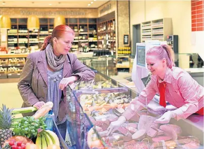  ?? FOTOS: FOTOLIA (1), FUCHS (4) ?? Die Fachverkäu­ferin weiß genau, welches Stück Fleisch in der Vitrine woher stammt. Existieren seitens der AMA Vorgaben für die Schlachtun­g? AMA-Gütesiegel heißt ja nur, in Österreich geschlacht­et!