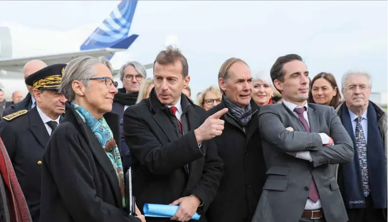  ?? "RÉMI BENOÎT# ?? La ministre de la Transition écologique, Élisabeth Borne, et le secrétaire d’État aux Transports, Jean-Baptiste Djebbari (bras croisés), lors de leur visite à Toulouse, le 27 janvier.