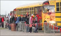  ?? F1 SHUTTLES:
JAY JANNER / AMERICAN-STATESMAN ?? Fans board shuttles at the Travis County Exposition Center for last month’s F1 race . Elaborate planning for the race defused any traffic congestion problems.