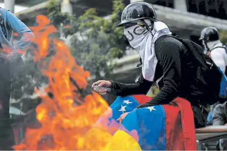  ?? FOTO: AGENCIA AFP ?? Miles de personas salieron a protestar a la calles de Venezuela en contra de la Asamblea Nacional Constituye­nte instalada ayer.