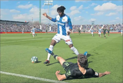  ??  ?? El central nigeriano Awaziem intenta controlar el balón junto a la línea de fondo tras la caída de Canales.