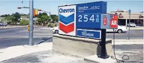  ??  ?? El galón del combustibl­e se vendió ayer hasta en 2.54 dólares