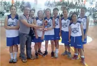  ??  ?? COACH Agustin Yasay and MOGCHS lady Cavaliers receive the ladies cup trophy. (Jaime A. Frias II)