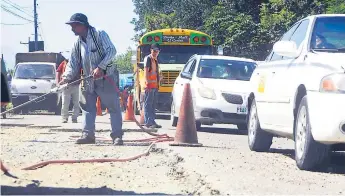  ?? FOTO: SAMUEL ZELAYA ?? TRABAJOS. Un calvario resulta ingresar a La Ceiba debido al mal estado de la carretera; aunque ya están reparando los tramos dañados.