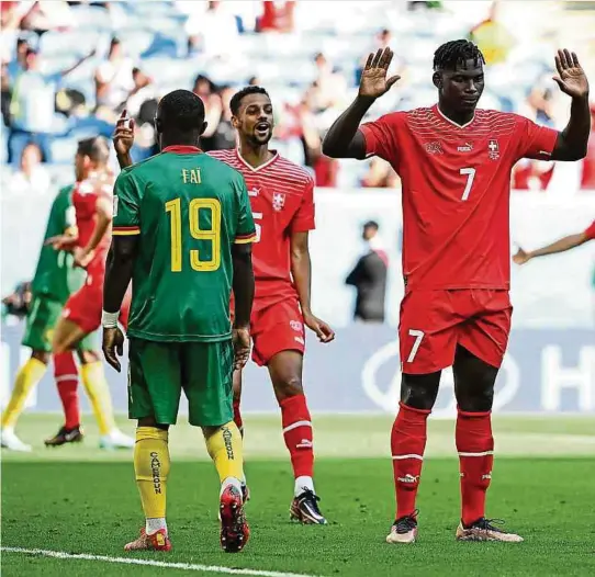  ?? Foto: AFP ?? Breel Embolo entschuldi­gt sich aus Respekt vor seinem Heimatland schon fast für seinen Treffer.