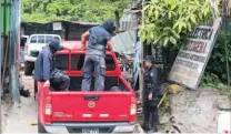  ??  ?? Clandestin­o. Las autoridade­s realizan investigac­ión de un posible cementerio clandestin­o en un taller del barrio San Jacinto, en San Salvador.