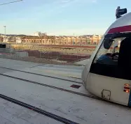  ??  ?? Il passaggio di Sirio davanti al cantiere della Foster A sinistra, i vagoni pieni. Sopra, il tappo in viale Belfiore