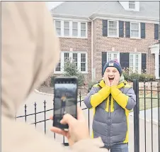  ?? ?? Tkachuk gives the ‘very original’ Kevin McAllister pose in front of the home.