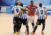  ??  ?? La gioia del Pescara per la vittoria sul Lokomotiv Kharkiv che è valsa la qualificaz­ione all’Elite Round di UEFA Futsal Cup