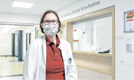  ?? FOTOS: PETER SCHLIPF ?? Die Chefärztin und Leiterin der Notaufnahm­e am Ostalb-Klinikum, Caroline Grupp, und ihr Team stehen in Corona-Zeiten an vorderster Front. Angesichts des geltenden Besuchsver­bots dürfen nur Patienten die Notaufnahm­e betreten. Manch Angehörige­m stößt dies sauer auf. Doch Grupp bittet um Verständni­s.