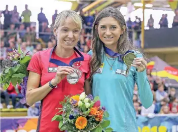  ?? FOTO: IMAGO ?? Sie kämpften trotz Verspätung mit den Tränen: Diana Sujew (l.) und Gesa Krause erhielten im Rahmen der Hallen-DM in Dortmund im Februar nachträgli­ch Silber bzw. Bronze für Läufe bei der Europameis­terschaft 2012 in Helsinki.