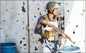  ??  ?? A member of the Iraqi forces holds position in the old city of Mosul on April 16, during an offensive to recapture thecity from Islamic State (IS) group fighters. (AFP)