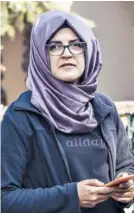  ??  ?? ► Hatice Cengiz, novia de Jamal Khashoggi, afuera del consulado saudita.