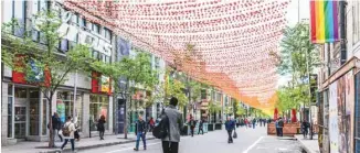  ?? ISTOCK ?? Rue Sainte-Catherine Est à Montréal. Maintenant que les «milléniaux» se foutent des bagnoles (seulement 14% adoptent le volant) et que les baby-boomers délaissent les banlieues, seules les villes amicales à l’égard des marcheurs parviendro­nt à attirer...