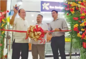  ?? SUNSTAR FOTO / ALLAN CUIZON ?? NEW BRANCH. (Left to right) Sun Savings Bank president and chief executive officer Francisco Dizon, Danao City Vice Mayor Thomas Mark Durano and Sun Savings Treasurer Augusto Gonzalez officially open the Danao City branch.