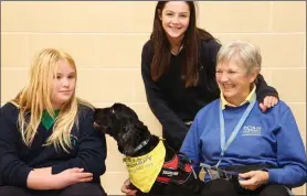  ?? ?? Rita Cooper, of ‘Pets As Therapy’, with her dog, Bella, and students Clarice Hanley and Kacey-lee Veech.