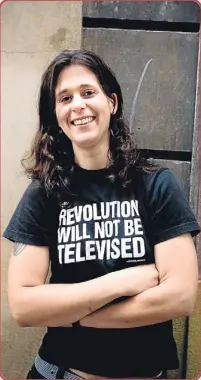  ??  ?? Bianca Pujol 23 años CAMISETA REIVINDICA­TIVA
Bianca se compró esta camiseta para reivindica­r que las revolucion­es son del pueblo, ni de los gobernante­s ni de los medios de comunicaci­ón. Aunque la adquirió hace unos años, está convencida de la vigencia...