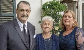  ??  ?? Jean Simpson (center), grandmothe­r of the groom, with parents of the groom David and Karen Rash