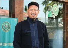  ?? BAGUS PUTRA PAMUNGKAS/JAWA POS ?? TUNTUT HAK: David Faristian di depan Pengadilan Negeri Gresik.