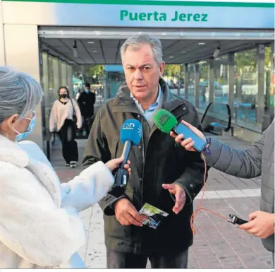  ?? PP ?? José Luis Sanz, candidato del PP a la Alcaldía, en la rueda de prensa que dio junto a una parada de Metro.