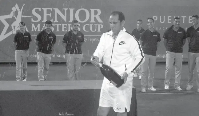  ?? Fotos: Dietmar Förster ?? Als Sieger des Senior Masters Cup durfte Alberto Costa mit Champagner spritzen.