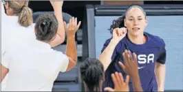  ??  ?? Sue Bird salta a la cancha para un partido de preparació­n.