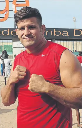  ?? FOTO: AGN ?? Preparado para pelear. Juan posa delante del estadio Demba Diop, en Dakar