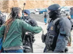  ?? RAMON GABRIEL / EFE ?? Unos policías vigilan a una manifestan­te en el mitin de Abascal en Lérida.