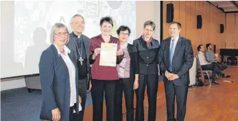  ?? FOTO: DIAKONIE LINDAU ?? Freude über die Auszeichnu­ng (von links): Barbara Gregori, Erzbischof Ludwig Schick, Marion Müller, Tatjana Wagner, Barbara Mrowka-Bandte und Hermann Imhof.