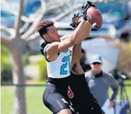  ?? JOHN MCCALL/SOUTH FLORIDA SUN SENTINEL ?? Brandon Inniss competes during the Under Armour All-America Camp Series on March 7 in Miami. Inniss, who previously played for University School and TRU Prep Academy, is transferri­ng to American Heritage.